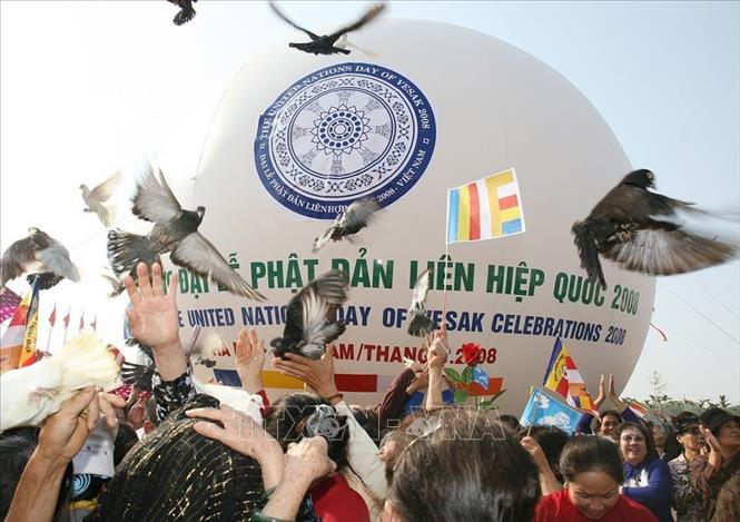 Trong ảnh: Thả chim cầu nguyện hoà bình tại lễ thượng cờ Đại lễ Phật đản Liên hợp quốc năm 2008, được tổ chức tại Hà Nội. Ảnh: Thống Nhất – TTXVN