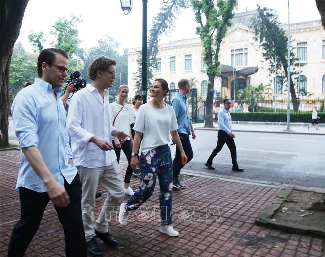 Trong ảnh: Công chúa kế vị Thụy Điển Victoria Ingrid Alice Desiree và Phu quân đi dạo, ngắm phố trước Nhà khách Chính phủ, quận Hoàn Kiếm. Ảnh: Lâm Khánh – TTXVN