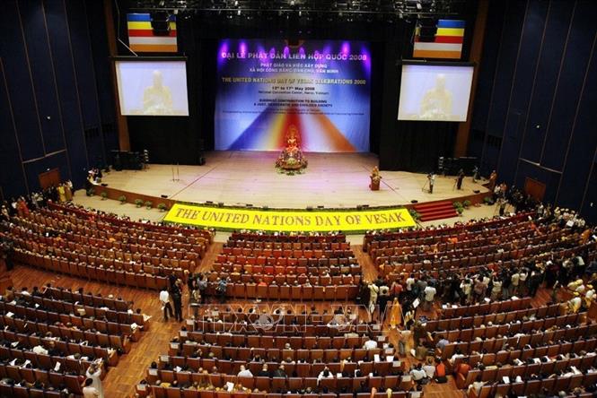 Trong ảnh: Lễ khai mạc Đại lễ Phật đản Liên hợp quốc năm 2008, ngày 14/5/2008, tại Trung tâm Hội nghị quốc gia (Hà Nội) với sự tham dự của hơn 3.000 đại biểu đến từ trên 60 quốc gia. Ảnh: TTXVN