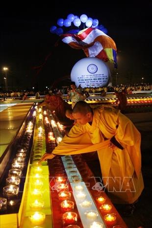 Trong ảnh: Lễ cầu nguyện cho hoà bình thế giới, trong khuôn khổ Đại lễ Phật đản Liên hợp quốc năm 2008 do Việt Nam tổ chức. Ảnh: Tùng Lâm – TTXVN