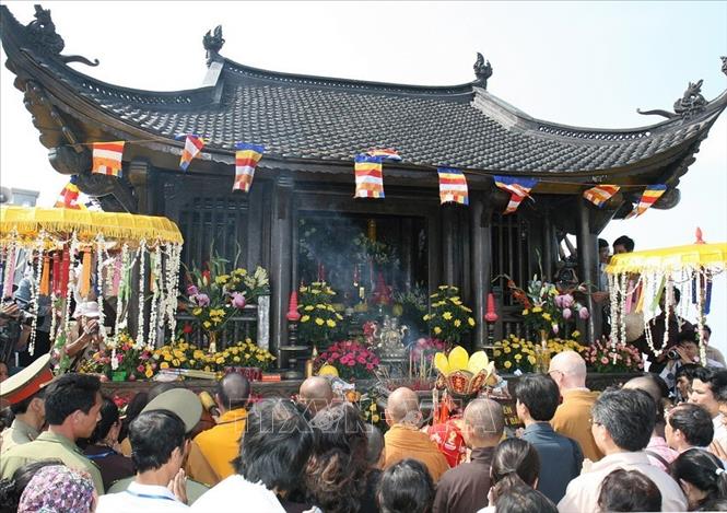 Trong ảnh: Các đại biểu dự Đại lễ Phật đản Liên hợp quốc năm 2008 tham dự Lễ cầu nguyện hoà bình tại chùa Đồng (Yên Tử, Quảng Ninh). Ảnh: Thống Nhất - TTXVN