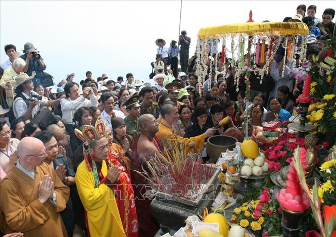 Trong ảnh: Các đại biểu dự Đại lễ Phật đản Liên hợp quốc năm 2008 tại Việt Nam trong chuyến hành hương về Yên Tử và tham dự Lễ cầu nguyện hoà bình tại chùa Đồng (Yên Tử, Quảng Ninh), ngày 17/5/2008. Ảnh: Thống Nhất - TTXVN