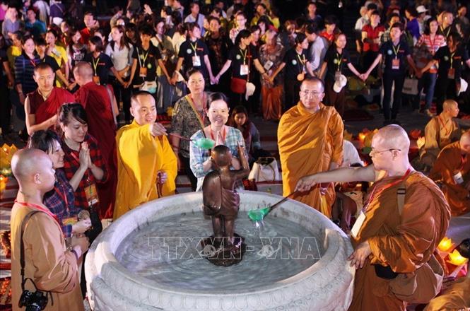 Trong ảnh: Các đại biểu thực hiện nghi thức Tắm phật tại Lễ tụng kinh cầu Quốc thái, dân an, hòa bình thế giới, trong khuôn khổ Đại lễ Phật đản Liên hợp quốc lần thứ 11, tối 9/5/2014, tại chùa Bái Đính (Ninh Bình). Ảnh: Dương Giang – TTXVN