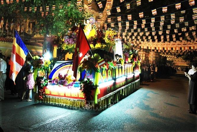 Trong ảnh: Lễ rước và cầu nguyện chào mừng Đại lễ Phật đản Liên hợp quốc lần thứ 11 trên đường phố Hà Nội, tối 12/5/2014. Ảnh: Nguyễn Dân - TTXVN