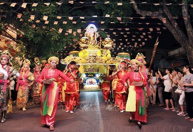 Trong ảnh: Lễ rước và cầu nguyện chào mừng Đại lễ Phật đản Liên hợp quốc lần thứ 11 trên đường phố Hà Nội, tối 12/5/2014. Ảnh: Nguyễn Dân - TTXVN
