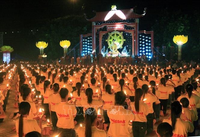 Trong ảnh: Lễ thắp nến cầu nguyện hòa bình, trong khuôn khổ Đại lễ Phật đản Liên hợp quốc lần thứ 11, tối 10/5/2014, tại chùa Bái Đính (Ninh Bình). Ảnh: Nguyễn Dân - TTXVN