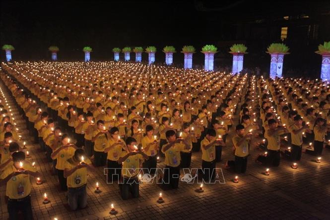 Trong ảnh: Đại lễ tụng kinh và thắp nến cầu nguyện hòa bình thế giới trong khuôn khổ Đại lễ Phật đản Liên hợp quốc lần thứ 11, tối 10/5/2014, tại chùa Bái Đính (Ninh Bình). Ảnh: Lâm Khánh – TTXVN
