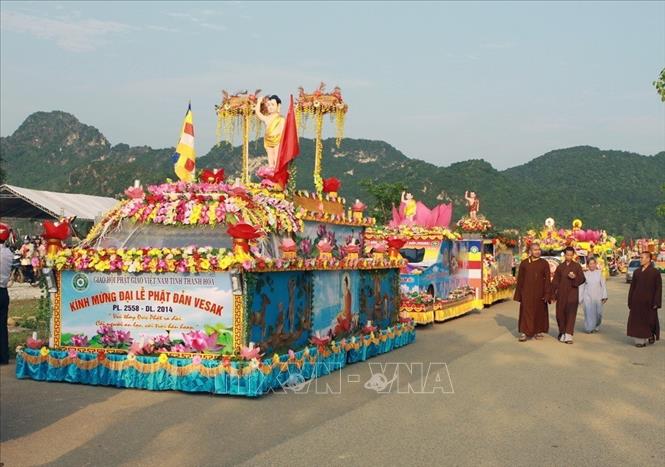 Trong ảnh: Diễu hành xe hoa tại cổng chùa Bái Đính (Ninh Bình) trong khuôn khổ Lễ khai mạc Đại lễ Phật đản Liên hợp quốc lần thứ 11, sáng 8/5/2014. Ảnh: Nguyễn Dân - TTXVN