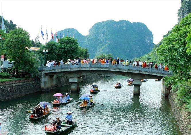 Trong ảnh: Các đại biểu dự Đại lễ Phật đản Liên hợp quốc lần thứ 11 tham quan danh thắng Tràng An, tỉnh Ninh Bình, sáng 10/5/2014. Ảnh: Nguyễn Dân - TTXVN
