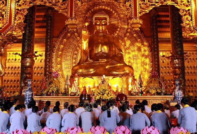 Trong ảnh: Các tăng ni, phật tử tại cầu nguyện tại chùa Bái Đính (Ninh Bình), trong khuôn khổ Đại lễ Phật đản Liên hợp quốc lần thứ 11 - năm 2014, do Việt Nam tổ chức từ ngày 7 - 11/5/2014. Ảnh: Nguyễn Dân - TTXVN