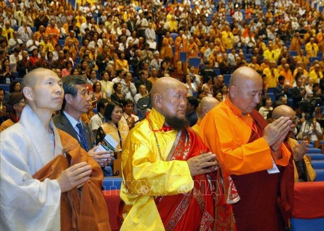 Trong ảnh: Lễ cầu nguyện cho những nạn nhân bị thiệt mạng do cơn bão ở Myanma và động đất ở Trung Quốc, trong khuôn khổ Đại lễ Phật đản Liên hợp quốc năm 2008 do Việt Nam tổ chức tại Hà Nội. Ảnh: TTXVN