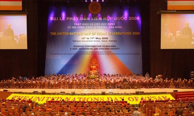 Trong ảnh: Buổi thuyết trình: “Vai trò Phật giáo trong việc ngăn ngừa chiến tranh” của đoàn Tăng Thân Làng Mai, trong khuôn khổ Đại lễ Phật đản Liên hợp quốc năm 2008, do Việt Nam tổ chức tại Thủ đô Hà Nội. Ảnh: TTXVN