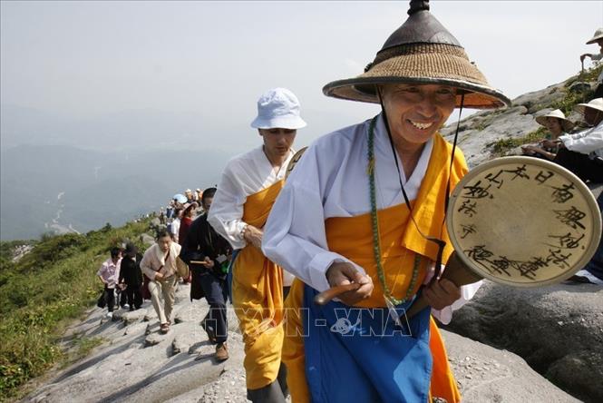 Trong ảnh: Các đại biểu quốc tế dự Đại lễ Phật đản Liên hợp quốc năm 2008 hành hương về đất Phật Yên Tử (Quảng Ninh). Ảnh: Thống Nhất-TTXVN
