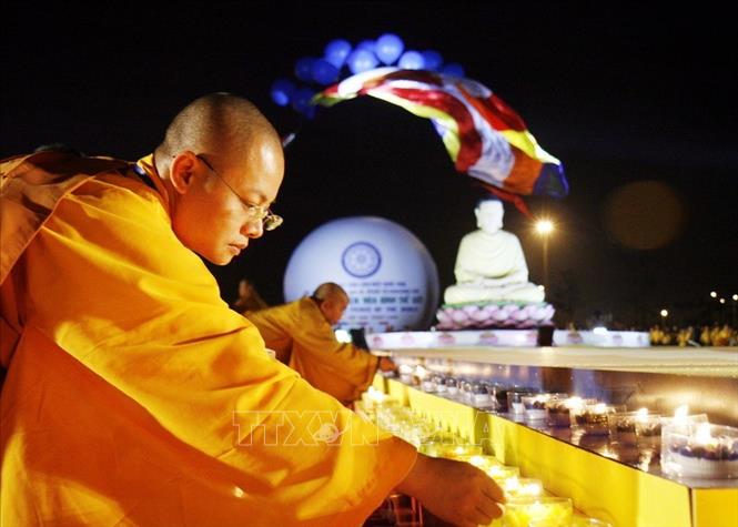Trong ảnh: Lễ thắp nến, cầu nguyện cho hoà bình thế giới, trong khuôn khổ Đại lễ Phật đản Liên hợp quốc năm 2008 do Việt Nam tổ chức tại thủ đô Hà Nội. Ảnh: TTXVN