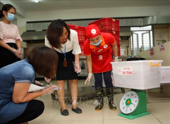 Trong ảnh: Công tác giao, nhận, kiểm tra thực phẩm hàng ngày tại Trường Tiểu học Phương Liên, Đống Đa (Hà Nội) đều có sự tham gia giám sát của đại diện Ban phụ huynh. Ảnh: Thanh Tùng-TTXVN