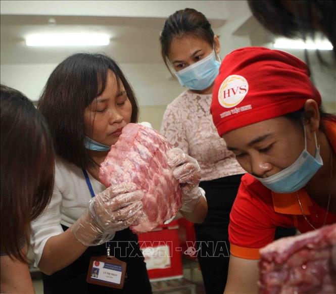 Trong ảnh: Kiểm tra thực phẩm dùng để chế biến cho bữa ăn bán trú tại Trường Tiểu học Phương Liên, Đống Đa (Hà Nội). Ảnh: Thanh Tùng-TTXVN