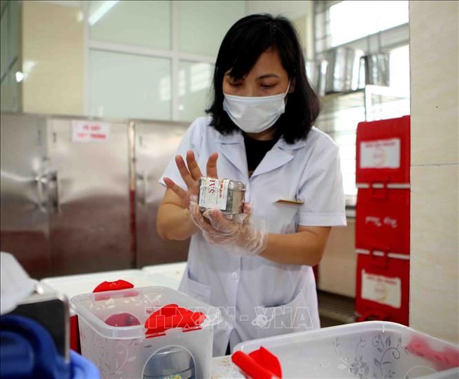 Trong ảnh: Cán bộ y tế Trường Tiểu học Phương Liên, Đống Đa (Hà Nội) lưu mẫu thức ăn theo quy định. Ảnh: Thanh Tùng-TTXVN