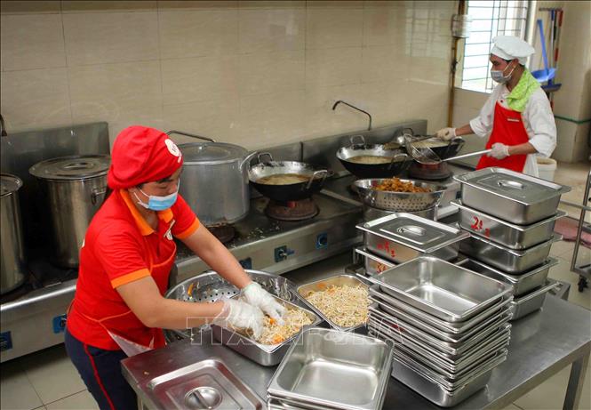 Trong ảnh: Chế biến thực phẩm tại bếp ăn Trường Tiểu học Phương Liên, Đống Đa (Hà Nội). Ảnh: Thanh Tùng-TTXVN