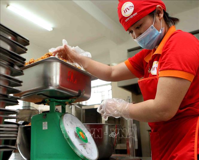 Trong ảnh: Cân định lượng thức ăn theo sĩ số lớp có học sinh ăn bán trú tại Trường Tiểu học Phương Liên, Đống Đa (Hà Nội). Ảnh: Thanh Tùng-TTXVN