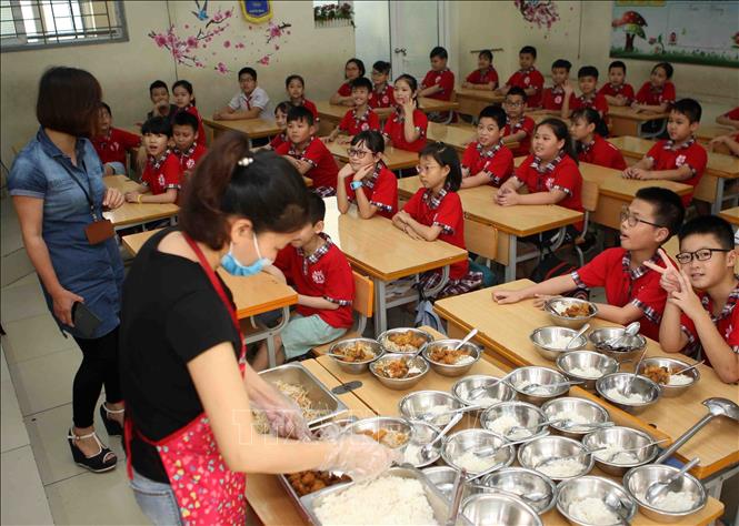 Trong ảnh: Chia khẩu phần ăn đảm bảo định lượng, đủ chất dinh dưỡng trong bữa ăn bán trú tại Trường Tiểu học Phương Liên. Ảnh: Thanh Tùng-TTXVN