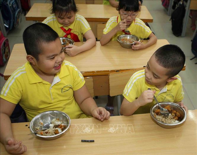 Trong ảnh: Học sinh ăn bán trú tại Trường Tiểu học Phương Liên. Ảnh: Thanh Tùng-TTXVN