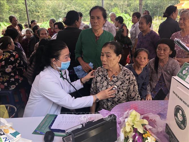 Bác sĩ của Bệnh viện đa khoa Medic Bình Dương thăm khám sức khỏe cho người nghèo ở xã Minh Tân, huyện Dầu Tiếng, Bình Dương. Ảnh: Nguyễn Văn Việt-TTXVN