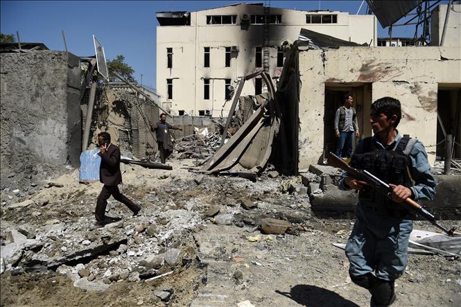 Trong ảnh (tư liệu): Lực lượng an ninh Afghanistan điều tra tại hiện trường một vụ đánh bom xe nhằm vào văn phòng tổ chức CARE quốc tế ở Shar-e-Naw, Kabul, ngày 6/9/2016. Ảnh: AFP/ TTXVN