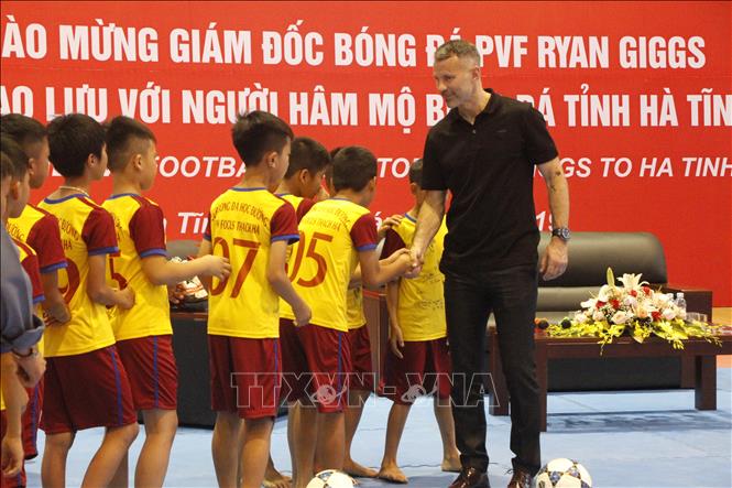 Trong ảnh: Huyền thoại MU bắt tay với các cầu thủ nhí của CLB Bóng đá học đường huyện Thạch Hà, Hà Tĩnh. Ảnh: Phan Quân - TTXVN
