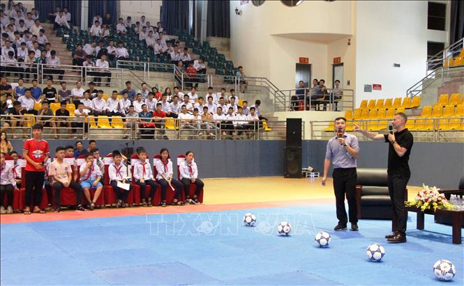 Trong ảnh: Ryan Giggs tại buổi giao lưu với các em học sinh tại Hà Tĩnh. Ảnh: Phan Quân - TTXVN
