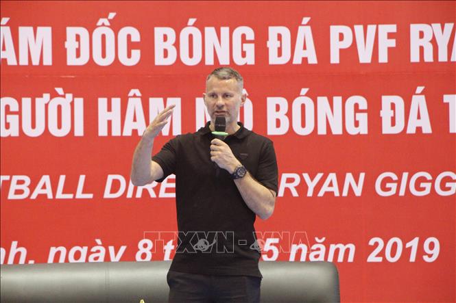 Trong ảnh: Ryan Giggs trả lời các câu hỏi của mình với các em học sinh Hà Tĩnh. Ảnh: Phan Quân - TTXVN