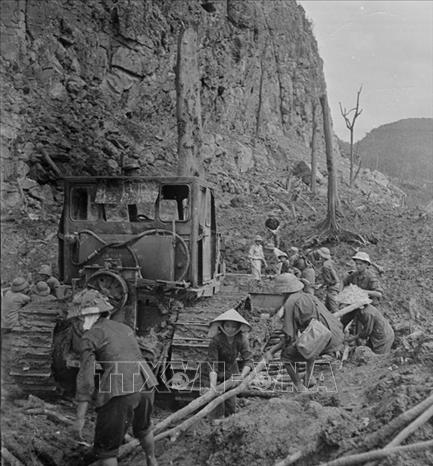 Trong ảnh: Tuyến đường 20 Quyết Thắng trên địa bàn tỉnh Quảng Bình được thi công trong thời điểm chiến tranh ác liệt, bị địch đánh phá liên tục. Bất chấp bom đạn ác liệt, lực lượng công binh và thanh niên xung phong đã bám trụ mặt đường, lao động cật lực suốt ngày đêm để đảm bảo thông xe. Đường 20 có đến 8 trọng điểm, được gọi là những 