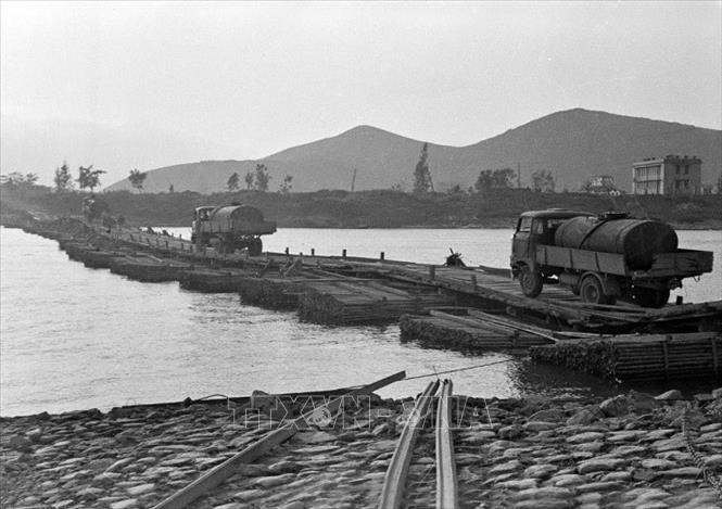 Trong ảnh: Đoàn xe qua cầu phao ra tiền tuyến. Suốt 16 năm, từ ngày mở đường đến khi kết thúc chiến tranh, bộ đội Trường Sơn đã xây dựng được hơn 20.000 km đường ô tô, 1.400 km đường ống dẫn xǎng dầu, 3.140 km 