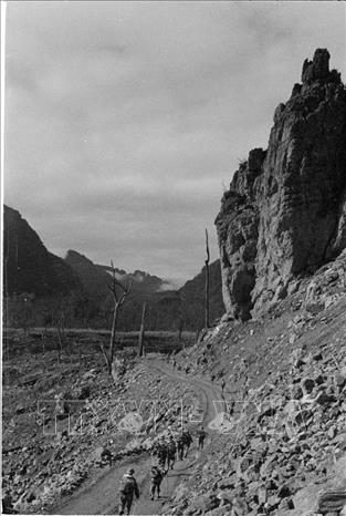 Trong ảnh: Bộ đội hành quân trên tuyến đường 20 Quyết Thắng (tỉnh Quảng Bình) - tuyến đường có đến 8 trọng điểm 