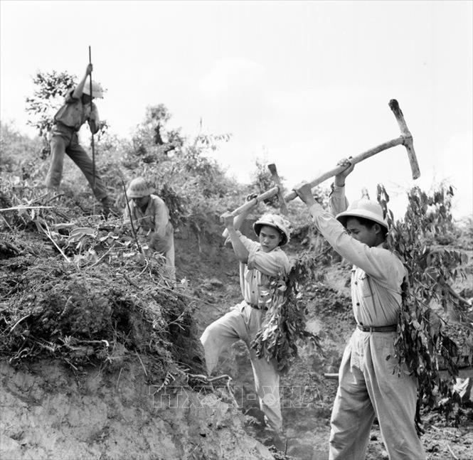 Trong ảnh: Đội thanh niên xung phong tỉnh Bắc Thái bạt núi, san đồi để mở đường ra tiền tuyến (1966). Suốt 16 năm (1959 - 1975), bộ đội Trường Sơn đã xây dựng được hơn 20.000 km đường ô tô, 1.400 km đường ống dẫn xǎng dầu, 3.140 km 