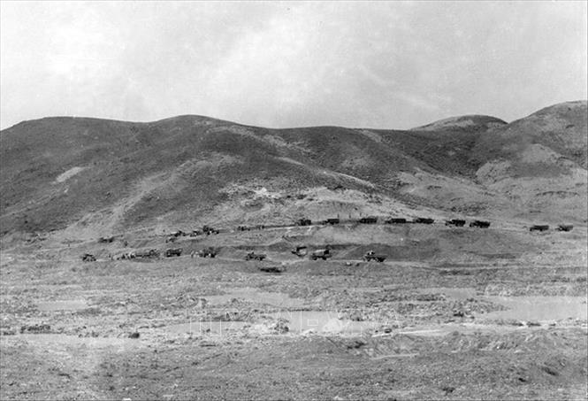 Trong ảnh: Từ năm 1965 đến 1972, đường Trường Sơn phát triển mạnh mẽ, tiến lên cơ giới hóa toàn tuyến vận tải quân sự. Ảnh: Văn Sắc - TTXVN