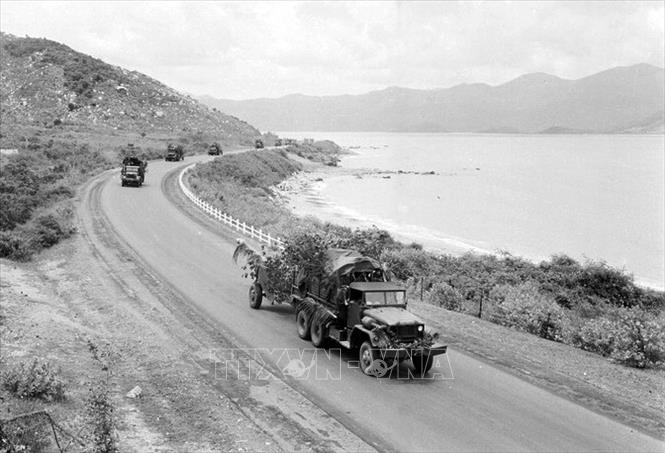 Trong ảnh: Đoàn xe quân giải phóng kéo pháo vào chiến trường. Ảnh: Lâm Hồng Long - TTXVN