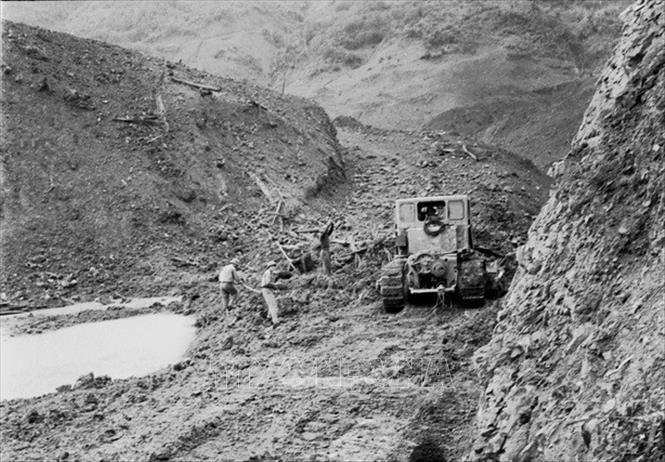 Trong ảnh: Mở đường qua ngầm Tà Lê, Đường 20 Quyết Thắng từ Trường Sơn vượt biên giới Việt - Lào sang Tây Trường Sơn. Sau một thời gian 