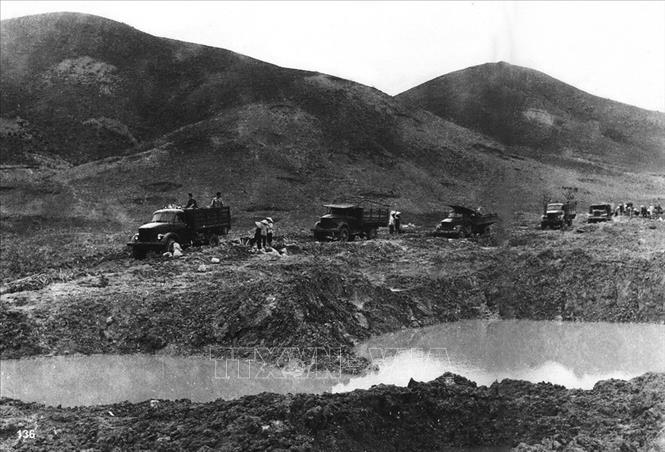 Trong ảnh: Đoàn xe vận tải Đoàn 559 - Bộ đội Trường Sơn đưa hàng hóa vào chiến trường, vượt qua trọng điểm Ngã ba Đồng Lộc, Nghệ Tĩnh. Tuyến vận tải chiến lược đường Trường Sơn ra đời và phát triển trong mưa bom, bão đạn, trở thành biểu tượng của chủ nghĩa anh hùng cách mạng Việt Nam trong thế kỷ 20. Ảnh: Văn Sắc - TTXVN