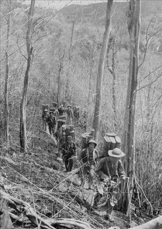 Nhờ tuyến đường Trường Sơn, quân đội ta đã thực hiện được những cuộc hành quân lớn, cùng xe tăng, pháo hạng nặng vào tận Tây Nguyên, bất ngờ tiến công mở màn chiến dịch Buôn Ma Thuột, lần lượt đập tan các tuyến phòng ngự của địch, thần tốc tiến vào giải phóng Sài Gòn ngày 30/4/1975, kết thúc 30 năm chiến tranh, hoàn thành sự nghiệp giải phóng miền Nam, thống nhất đất nước. Trong ảnh: Bằng mọi phương tiện thô sơ, các chiến sĩ vận tải vận chuyển hàng ngàn tấn hàng hoá theo tuyến đường Trường Sơn để phục vụ chiến dịch Tây Nguyên, mở màn cuộc Tổng tiến công và nổi dậy mùa xuân năm 1975. Ảnh: Thanh Tụng - TTXVN