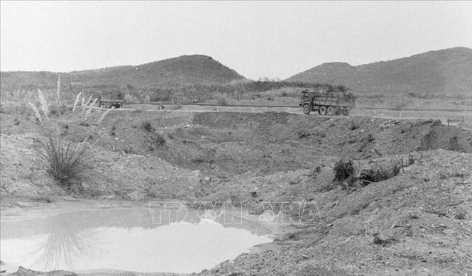 Trong ảnh: Vượt qua đoạn đường lầy lội địch thường hay đánh phá, tháng 1/1968. Ảnh: Nghĩa Dũng - TTXVN
