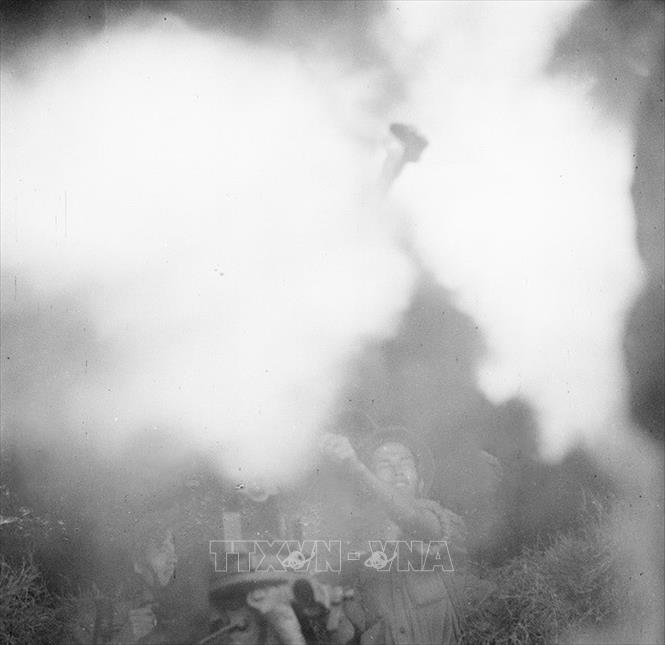 Trong ảnh: Tuyến vận tải chiến lược đường Trường Sơn ra đời và phát triển trong mưa bom, bão đạn, trở thành biểu tượng của chủ nghĩa anh hùng cách mạng Việt Nam trong thế kỷ 20. Ảnh: TTXVN
