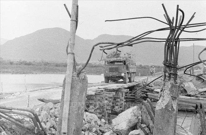 Trong ảnh: Địch phá, ta sửa ta đi (tháng 1/1968). Ảnh: Nghĩa Dũng - TTXVN
