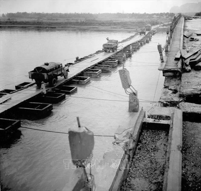 Trong ảnh: Thực hiện khẩu hiệu “địch phá ta cứ đi” quyết tâm đảm bảo giao thông thông suốt trong mọi tình huống, đại đội 193 Thanh niên xung phong Nam Hà đã khắc phục mọi khó khăn, dũng cảm tháo lắp, sửa chữa phương tiện phá bom nổ chậm, nhờ vậy xe không bao giờ phải chờ cầu phà và được qua sông nhanh chóng. Ảnh: Quang Thành - TTXVN
