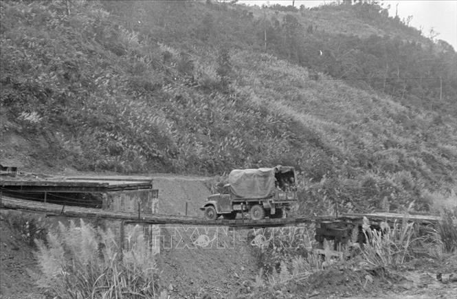 Trong ảnh: Các phân đội xe của đoàn 61 bộ đội vận tải Trường Sơn trên đường ra phía trước. Ảnh: Nguyễn Dĩnh - TTXVN
