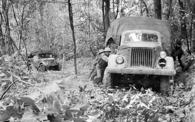 Trong ảnh: Bộ đội vận tải Quân khu 4 vượt đèo cao, đưa hàng ra tiền tuyến, tháng 3/1971. Ảnh: Hồng Thụ - TTXVN
