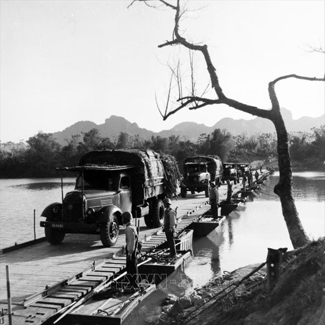 Trong ảnh: Đơn vị X Quảng Bình, Quân khu 3 bắc cầu cho các binh chủng qua sông. Nhờ tuyến đường Trường Sơn, quân đội ta đã thực hiện được những cuộc hành quân lớn, cùng nhiều vũ khí, khí tài chiến đấu vào chi viện cho chiến trường miền Nam. Ảnh: Vũ Ba - TTXVN
