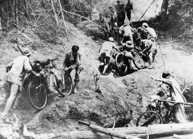 Trong ảnh: Giai đoạn đầu hoạt động trên con đường bí mật xuyên rừng rậm, núi cao, trên tuyến vận tải chiến lược này, quân ta đã vận chuyển thô sơ bằng gùi, xe thồ, nhỏ lẻ với cung ngắn. Ảnh: TTXVN
