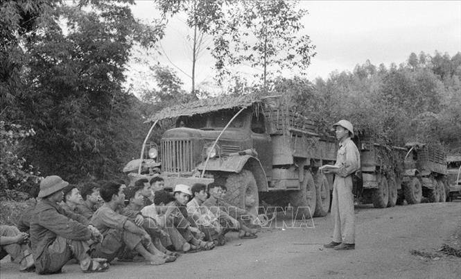 Trong ảnh: Chính trị viên đại đội 12 phổ biến kế hoạch cho chiến sĩ trước giờ lên đường, tháng 1/1968. Ảnh: Nghĩa Dũng - TTXVN

