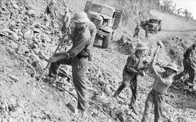 Trong ảnh: Lực lượng Thanh niên xung phong Trị Thiên mở đường Trường Sơn, nối liền hệ thống giao thông liên tỉnh phục vụ sản xuất và đời sống vùng giải phóng. Ảnh: TTXVN
