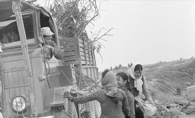 Trong ảnh: Những chiến sĩ lái xe và thanh niên xung phong trên tuyến đường Trường Sơn luôn đoàn kết, giúp đỡ nhau trong công tác, tháng 1/1968. Ảnh: Nghĩa Dũng - TTXVN
